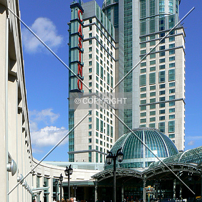Niagara Fallsview Casino Resort by Luis Ibáñez