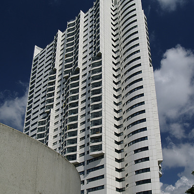 Hochhaus Neue Donau by Cesar Serrano