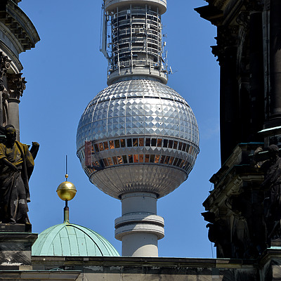 Berliner Fernsehturm by John W. Cahill