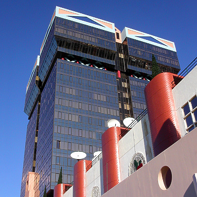 Torre Amoreiras III by Cesar Serrano