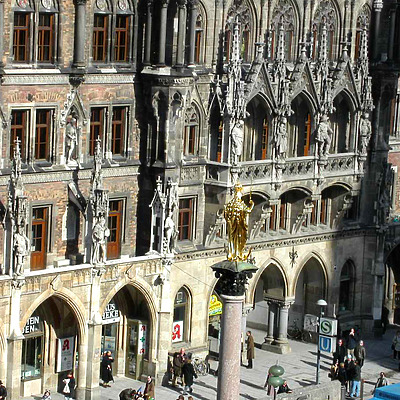 Neues Rathaus by Cesar Serrano