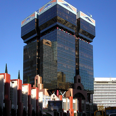 Torre Amoreiras I by Cesar Serrano